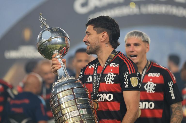 LIMA, PERU - NOVEMBER 29: Giorgian de Arrascaeta of Flamengo celebrates with the trophy after winning the 2025 Copa CONMEBOL Libertadores Final match between Palmeiras and Flamengo at Estadio Monumental on November 29, 2025 in Lima, Peru.  (Photo by Buda Mendes/Getty Images)