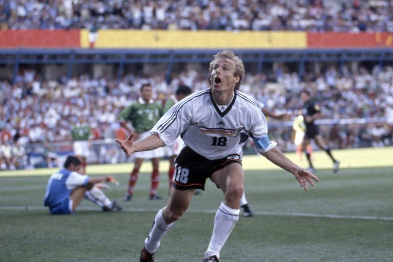 Juergen KLINSMANN, im Trikot der Deutschen Fussball-Nationalmannschaft, jubelt nach seinem Tor zum 1:1, Torjubel, Achtelfinale Deutschland (GER) - Mexiko (MEX) 2:1 (0:0, bei der Fussball-WM 1998 in Frankreich &Acirc; *** Juergen KLINSMANN in the jersey of the German national football team cheered for his goal to 1 1 goal squad Germany knockout GER Mexico MEX 2 1 0 0 at the Football World Cup 1998 in France