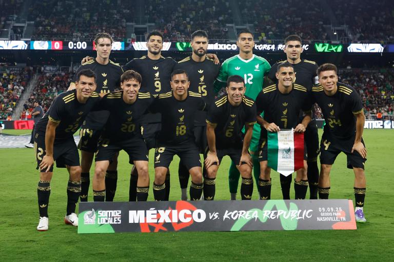 NASHVILLE, TENNESSEE - SEPTEMBER 09: Mexico poses for the 'Starting 11' photo prior to the match against the South Korea at GEODIS Park on September 09, 2025 in Nashville, Tennessee. (Photo by Johnnie Izquierdo/Getty Images)