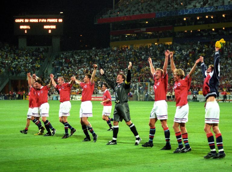 Bildnummer: 05264114  Datum: 23.06.1998  Copyright: imago/WEREK
Schlussjubel Norwegen nach dem 2:1 Sieg gegen Brasilien bei der WM 1998; Vneg, quer, La Ola, Laola, Welle, Schlussjubel, Jubel, Mannschaftsjubel WM 1998, L&auml;nderspiel, Nationalteam, Nationaltrikot, Brasilien - Norwegen 1:2 Marseille Freude, Begeisterung,  Fu&szlig;ball WM Herren Mannschaft Totale optimistisch Randmotiv Personen

Image number 05264114 date 23 06 1998 Copyright imago WEREK Final cheering Norway After the 2 1 Victory against Brazil at the World Cup 1998 Vneg horizontal La Ola LaOla Wave Final cheering cheering Crew jubilation World Cup 1998 international match National team National jersey Brazil Norway 1 2 Marseille happiness Enthusiasm Football World Cup men Team long shot optimistic Rand motive Human Beings 
